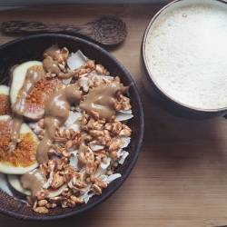 figs-on-toast:  Pre Gym Fuel 💪 Getting extremely bored of upper body work now, come on legs heal already! 😔 Oh well, guess it forces me to work on my weaknesses!  #Alpro Almond Yoghurt with #RawGorilla Maca Crispies, Fresh Figs, #RudeHealth Honey