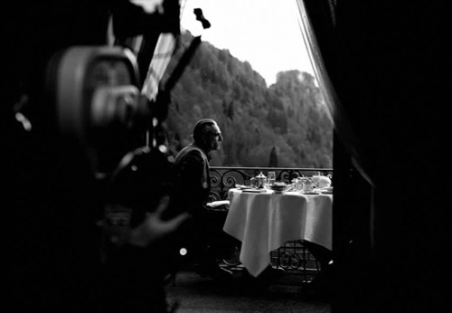 cinemamonamour:Behind the Scenes of Phantom Thread (2017)Photographs by Michael Bauman