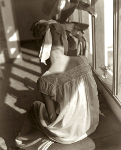 vintagefashionandbeauty: Model in lace gown,