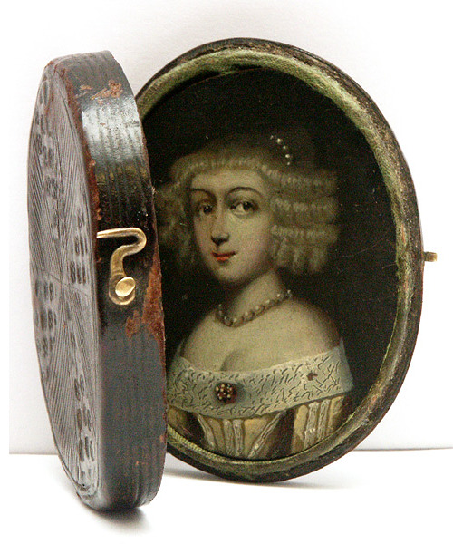 glorioustidalwavedefendor: indigobluerose:  cybertronian:  This leather locket dates from the 1600s.