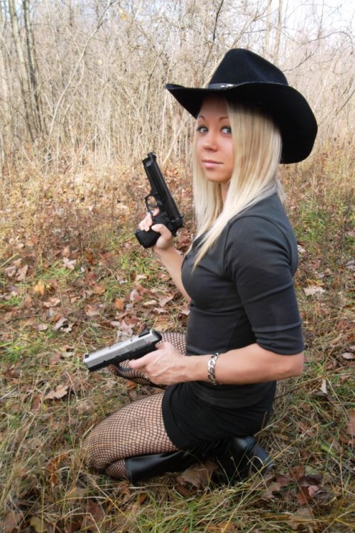 XXX guns-and-babes:  Babe with gun photo