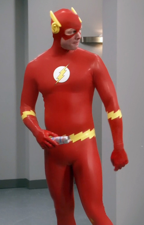 guyn2latex:  chispandexjock:  Brandon Jones as a latex-covered Flash on The Big Bang Theory  This suit does not appear to have a zipper and the hood is atttached