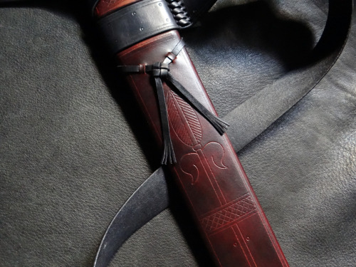  Presenting my latest scabbard commission for the Albion Tritonia sword. Colored with a black harnes