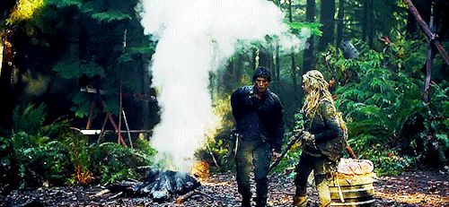 bisexualbellamyblake:bellarke in season finales