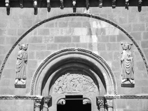 Fachada, Basílica de San Isidoro, Panteón de los Reyes de León, León, 2011.Both architecturally, it 