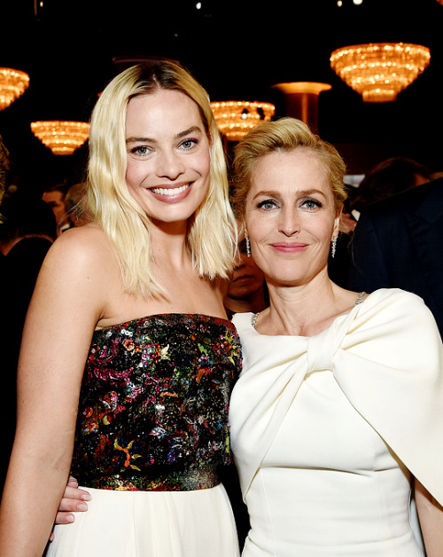 Qilliananderson:margot Robbie And Gillian Anderson Attend The 77Th Annual Golden