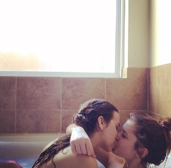 the-inspired-lesbian:  Love &amp; Lesbians ♡