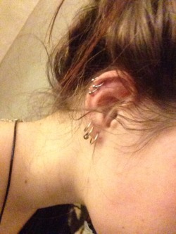 dozybabe:  Got some new ear piercings (top
