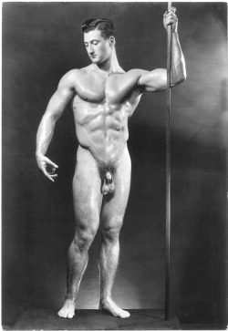 vintagemusclemen:  Forgive me for being a bit crude, but David Asnis was probably the originator of the “low hanger” fetish.  This is from 1941 and is held by some to be one of the photos which got Al Urban arrested for the first of three times.