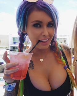 fuck yeah it&rsquo;s friday 🍹🌴 come be my internet friend other places too if u want, on twitter i&rsquo;m @ djlauralux, on snapchat i&rsquo;m @ lauralux and on facebook i&rsquo;m http://ift.tt/1Tv75p5 🙃 by darthlux