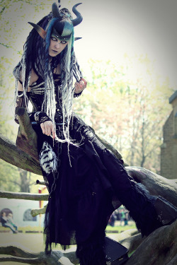 viralsky:  psychara:  Photo by Myriam van Essen PhotographyDreads by IcyDreads !  + welcome to my wasteland + 