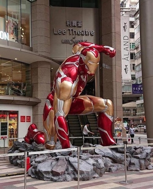 ironmanstan:team-downey-1965:Wow. For the Avengers Endgame introductions, a statue of a huge Mark 85