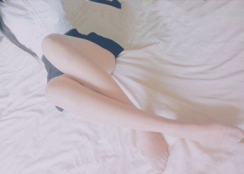 mywanderme: xiaoyaobaby:经典黑白配，早安咯 好想抱着亲