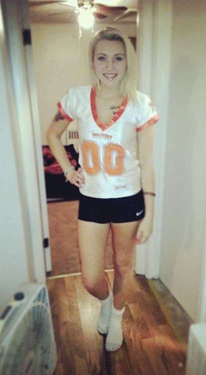 superfructose:  The hottest hooters girls … follow for more —&gt; superfruct