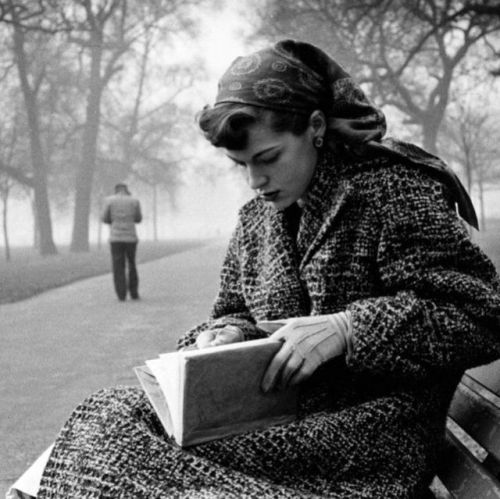 ratak-monodosico:Journalist Katharine Whitehorn reading a book in London’s Hyde Park,1956. by Bert H