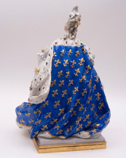 vivelareine: 19th century Meissen porcelain figurine of Marie Antoinette. [source: Link Auction Gall