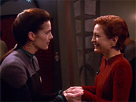 romulan-commander:kiradax + touching