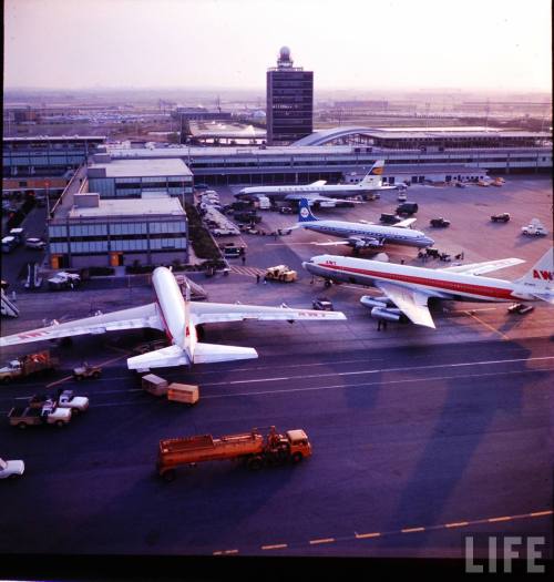 Idlewild Airport(Dmitri Kessel. 1961)