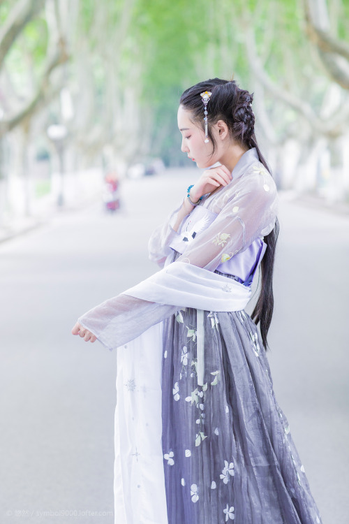 hanfugallery: Traditional Chinese clothing, hanfu. 悠然