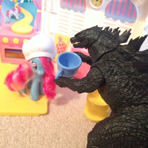 yodawgiheardyoulikeponies: ~My boyfriend comes over with a new Godzilla toy and…this happens*