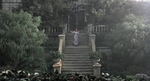 hauntedgardenbook:The beautiful garden in Bram Stoker’s Dracula (1992, directed by Francis Ford Coppola). Winona Ryder a