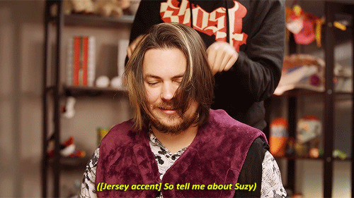 gifgrump:  suzy: *exists* arin: (´▽`ʃƪ)♡