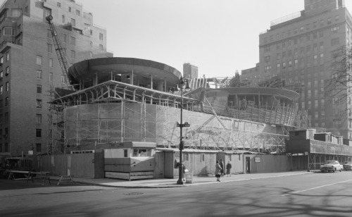 SKELETONSThe NY Guggenheim Museum under construction, circa 1957Photographie by Gottscho-Schleisner,