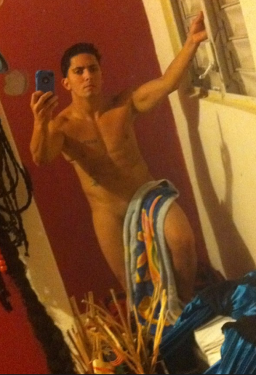 justinsfire:thekid2891:  dinastypr:  neneflow:  prpornlover:  Me encanta cuando se ven bn machos!   peroo ke cosaaaa  Este es straight de verdad; yo trate y nada  donde lo consigo?   Justinsfire.tumblr.com