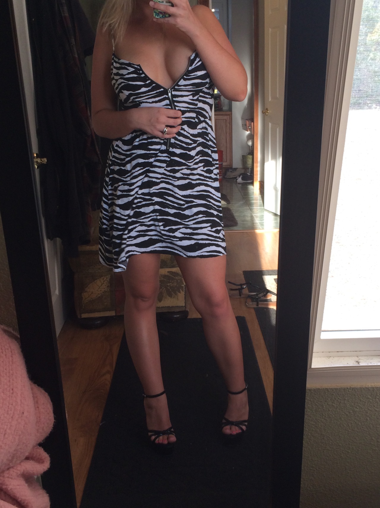 aytro-loves-kasha:  I love wearing dresses with no bra or panties!  perfect