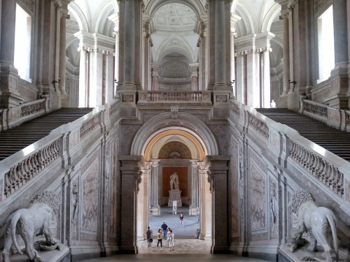 un-monde-de-papier:Vues du monumental escalier d’honneur du palais de Caserte, en Italie.Photo 1: cc