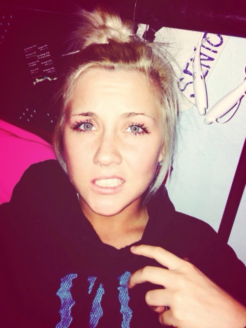 wrong-but-right:  sheyearnsfortheocean:  Because it’s 2 am. 💁  Cutie 😍