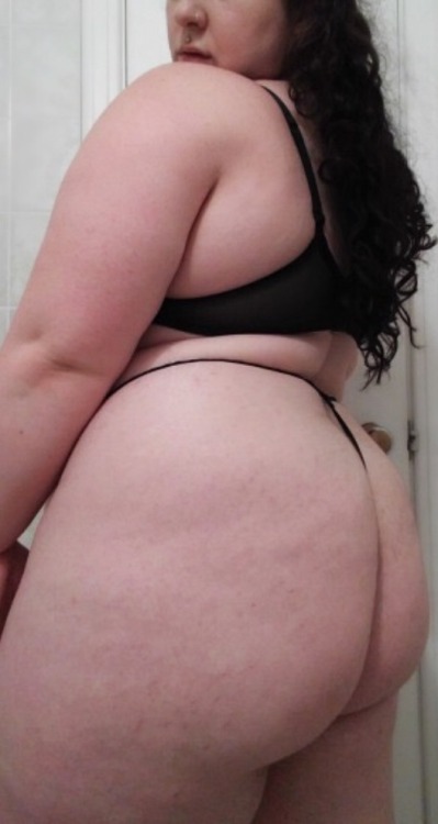 beanybabie:It’s perfectly okay to have a lot of fat. Thicc girls run the world