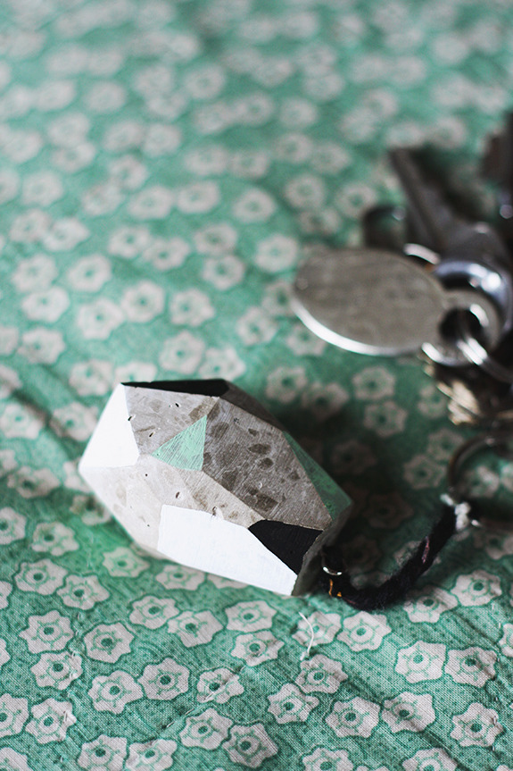 Cement Faceted Key Chain | Say Yes To Hoboken
I’m not sure how heavy a cement key chain would be, but I’m really in love with this! I’ve come across some great cement projects lately, and it’s awesome seeing something like cement being used ‘outside...