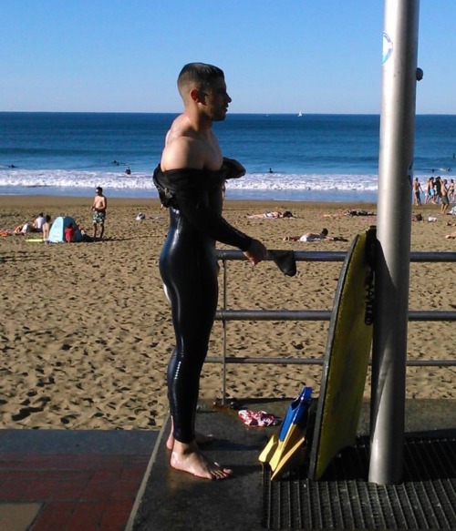 sqwhirlly: rbbrkink: Damn. There’s just something about boys in wetsuits that gets me all hot and b