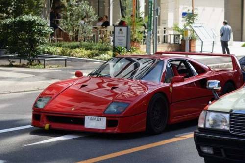 Last year I spotted this classic Ferrari F40 supercar cruising through one of Harajuku’s side street