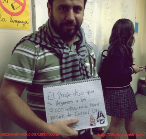 sonria-lo-estamos-grabando:  puzzle-sin-solucion:  Denle po cabro :c , empezando el año ya estamos repitiendo >_<  Que mierda hace mi profe de matematica en tumblr sdfghjklñlkjhgfdsdfgh 