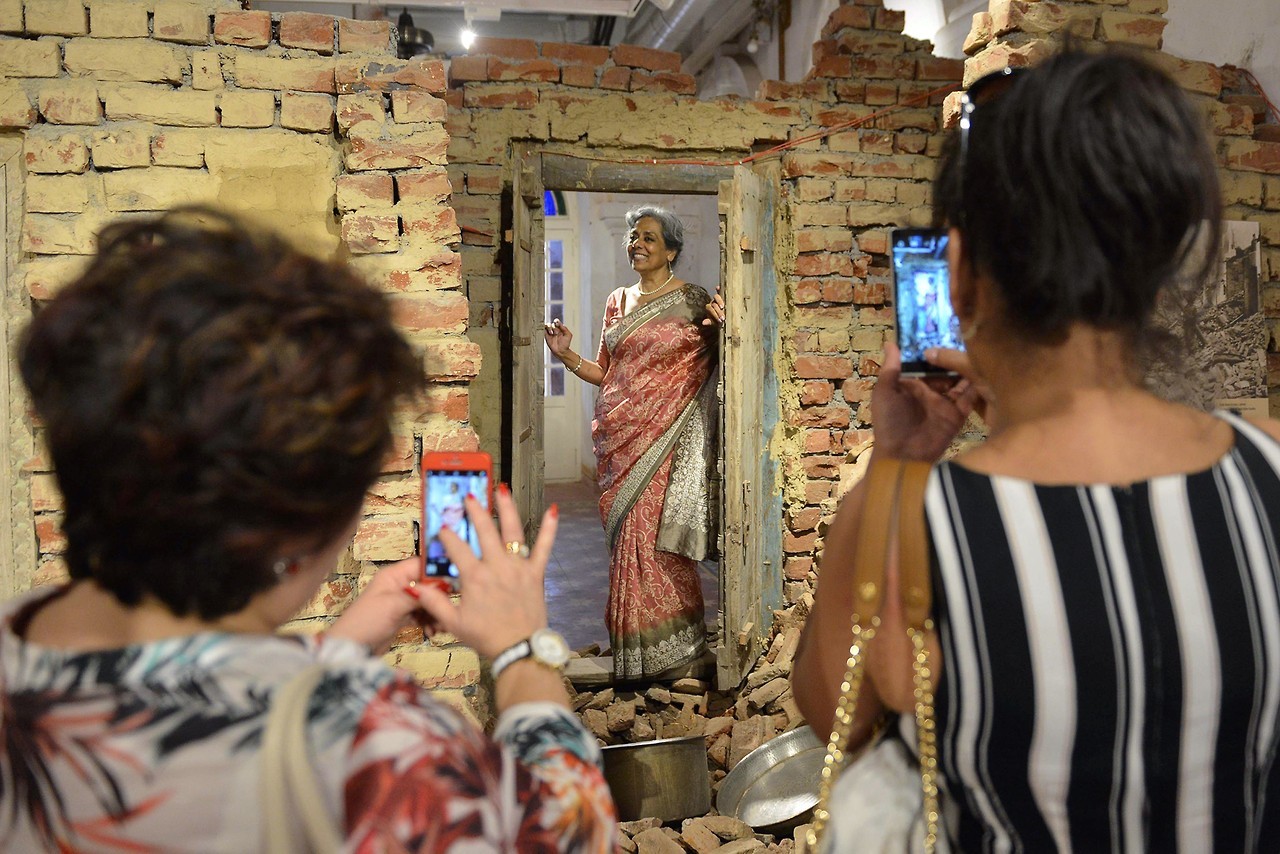 LA GRIETA. Una mujer observa una instalación de arte que simboliza la partición de la India y Pakistán, hace 70 años, cuando en 1947 los indios salieron de Gran Bretaña. La escena ocurre en el Museo de Partición en Amritsar, en el Punjab (India), que...