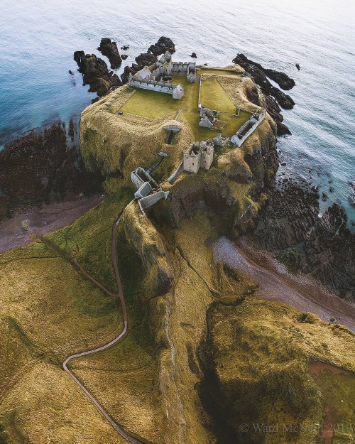 utwo:The ruins of Dunnottar Castle, a medieval cliff top fortress, on the northeast coast of Scotlan