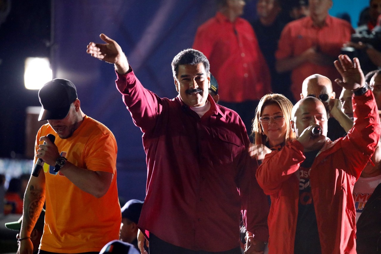 MADURO REELECTO. El presidente venezolano, Nicolás Maduro celebra los resultados de las elecciones en Caracas. El jefe de Estado, fue reelegido en su cargo. (EFE/AFP)
MIRÁ TODA LA FOTOGALERÍA—–>