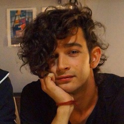 mattys-thigh-gap:yoeloise:  Stop it healy.