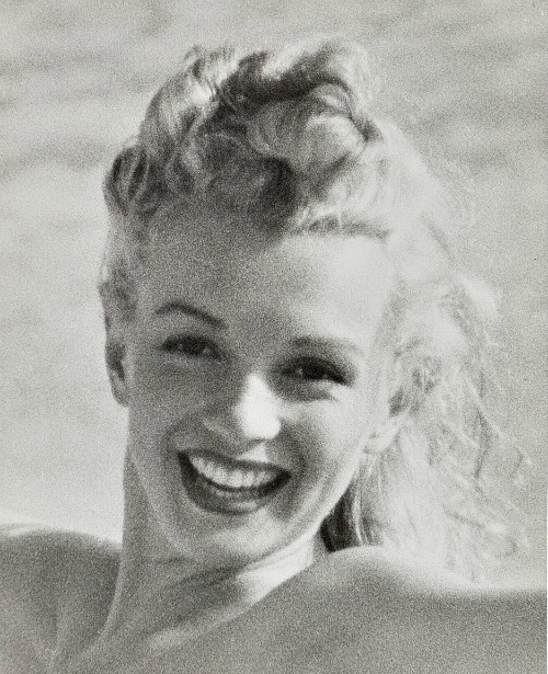 alwaysmarilynmonroe:  Marilyn by Andre de Dienes in 1949. 