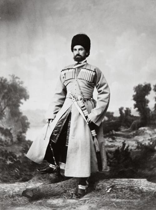 民族衣装bot ‏@Minzokubot   1865年にイスタンブールで撮影されたチェルケス兵の写真。 チェルケスは現在ロシア連邦に属する共和国。黒海とカスピ海間に連なるコーカサス山脈に位 置する。