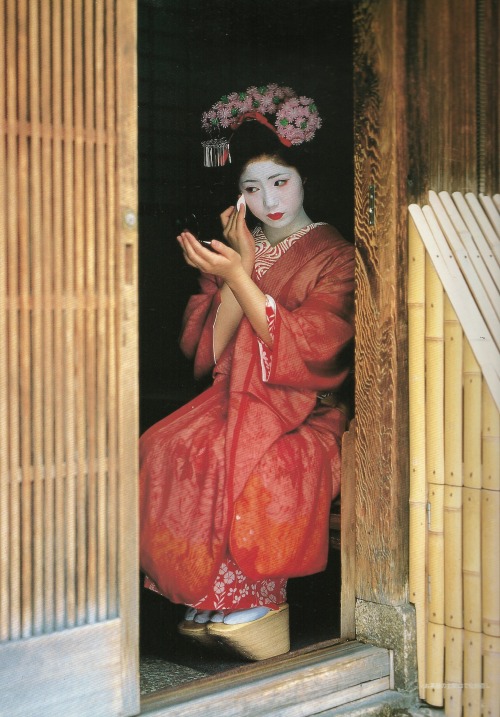 taishou-kun: Mizobuchi Hiroshi 溝縁ひろし Keshou o naoshi 化粧直し (face-lift), Maiko 舞妓 at Gion 祇園, Japan - 