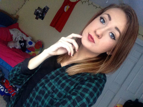 siighed:  hi love me  you are perfect and your eyeliner is amazing tEACH ME YOUR WaYS