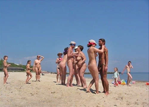 XXX Naturist Family & Freinds photo