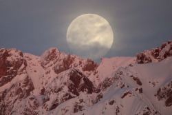 Fotojournalismus:full Moon Rises Behind Snow-Covered Mountains In Hakkari, Turkey