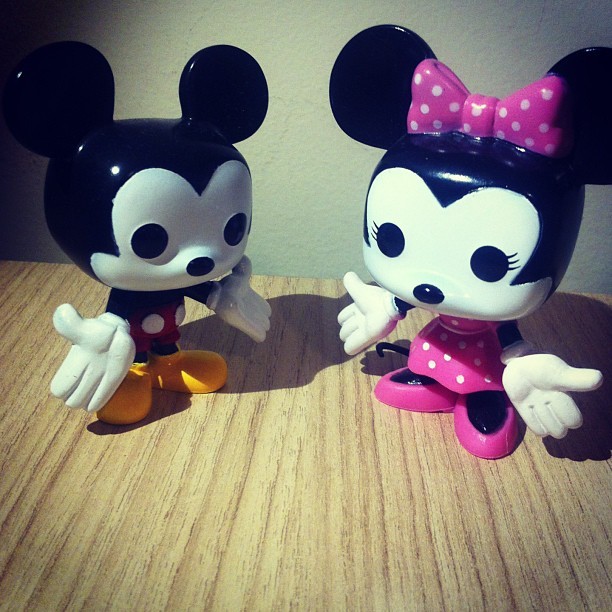 bernardofalcone:  Enquanto isso, na minha mesa: “Porra, Minnie!” “Quiquié