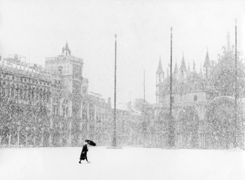 wehadfacesthen:Venice in winter, 1951, photo by Gianni Berengo Gardin