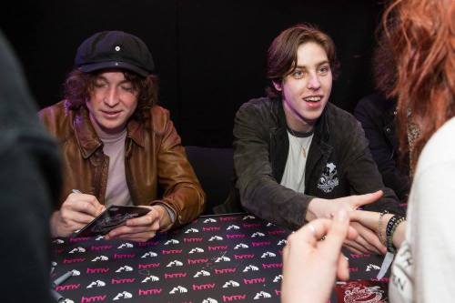 HMV Live @ 363 Oxford Street Signing - 5/27 [source]