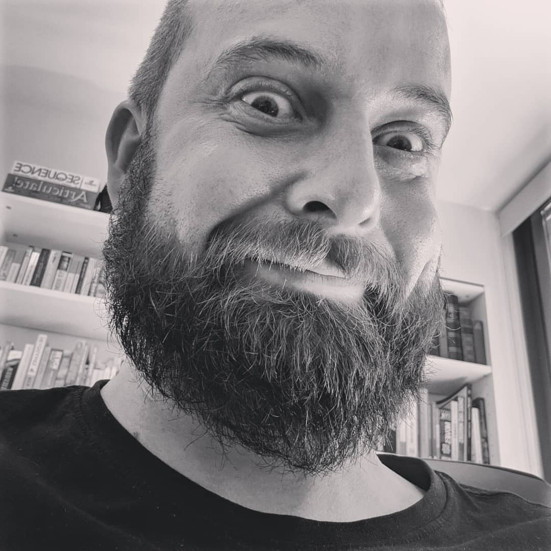 Growing a beard in self-isolation like… 🧔 . . . #beard #selfisolation #beautiful #beardsofinstagram #beards #beardeddragon #mytrueform #evolve #corona #inhiding #makingmemories #makingcontent #slappedham...